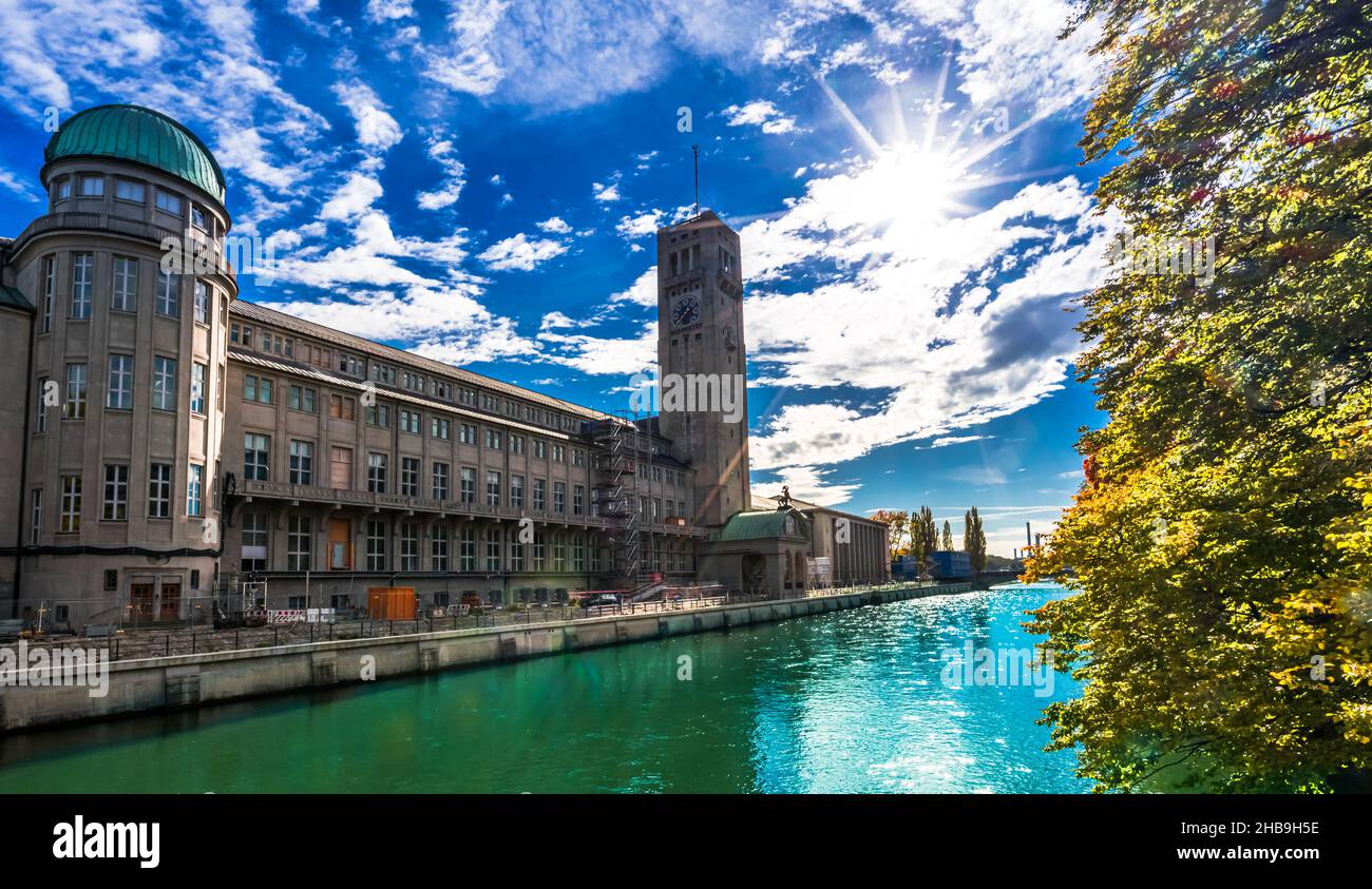 Isar e il Museo tedesco dei capolavori della scienza e della tecnologia a Monaco di Baviera, Germania Foto Stock
