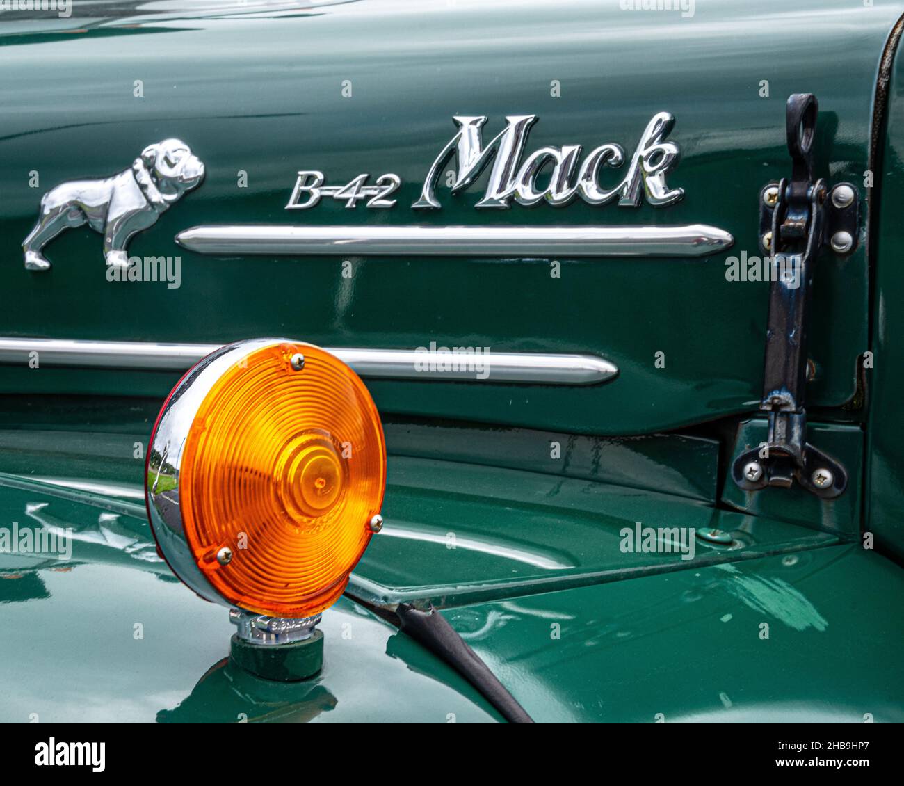 Dettagli sul camion verde Mack serie B (B-42) include simbolo di bulldog, indicatore di direzione, simbolo Mack prodotto tra il 1953 e il 1966 Foto Stock