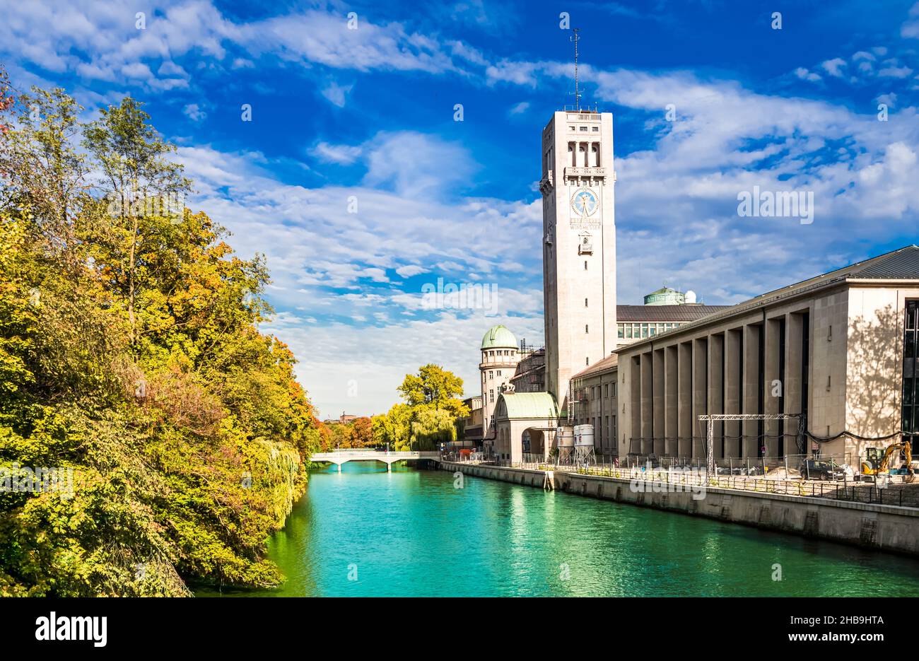 Isar e il Museo tedesco dei capolavori della scienza e della tecnologia a Monaco di Baviera, Germania Foto Stock