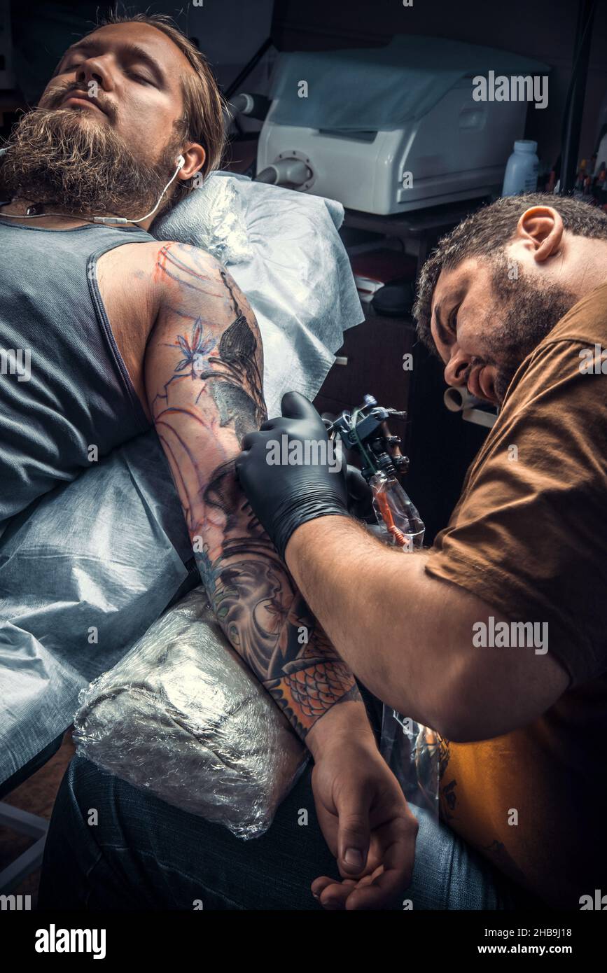 Tattoeer fa tatuaggio fresco in salotto tatuaggio Foto Stock