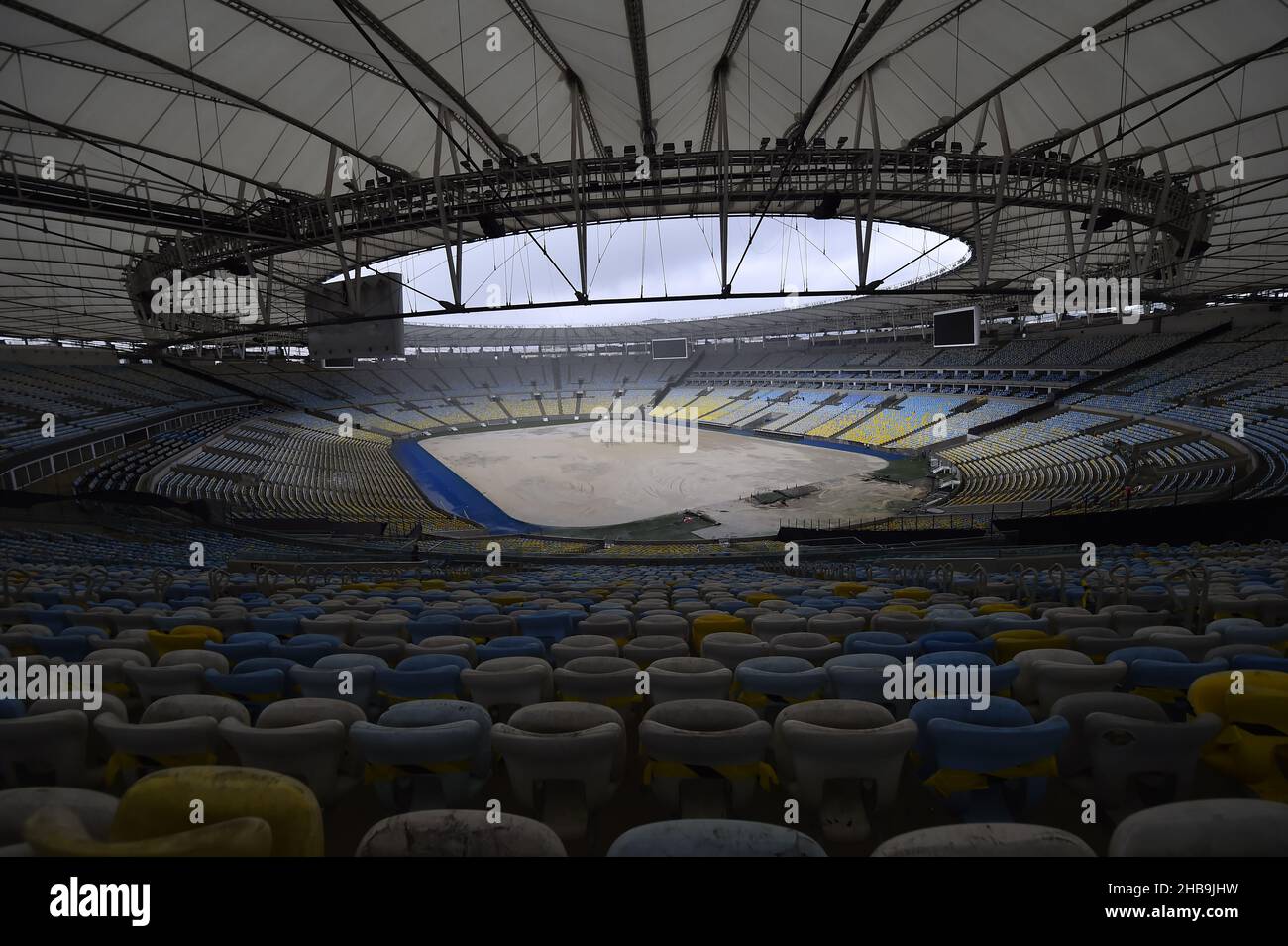 Rio de Janeiro-Brasile 17 dicembre 2021, preparazione per il cambio dell'erba allo stadio Maracanã. L'erba ibrida sarà piantata per il campione brasiliano di calcio Foto Stock