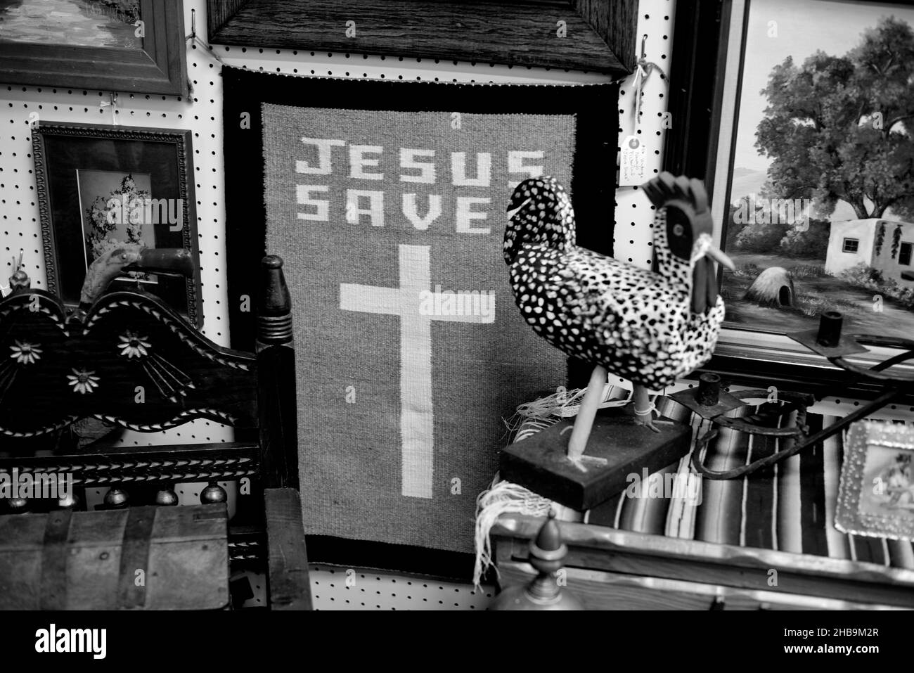 Una mano-donna tappeto nativo americano (Navajo) impreziosito con 'Gesù salva' per la vendita in un negozio di antiquariato in New Mexico. Foto Stock