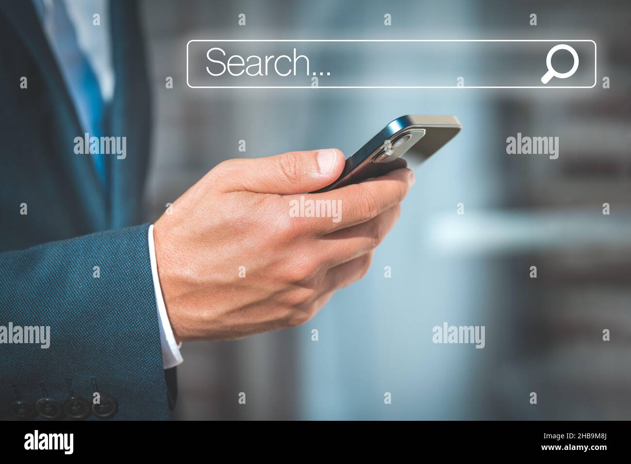 Uomo che cerca informazioni sui dati Internet in uno smartphone mobile. Uomo d'affari che fa clic sulla barra di ricerca del Internet. Ricerca online. Concetto di networking Foto Stock