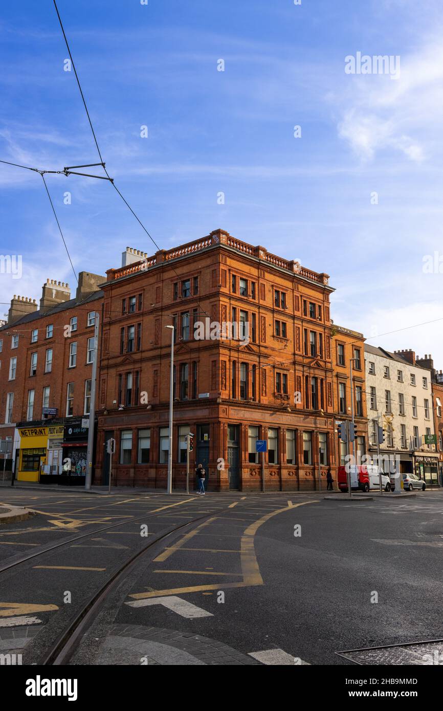 DUBLINO, IRLANDA - 25 luglio 2021: Un colpo verticale del centro della città di Dublino senza persone a causa di restrizioni al coronavirus Foto Stock