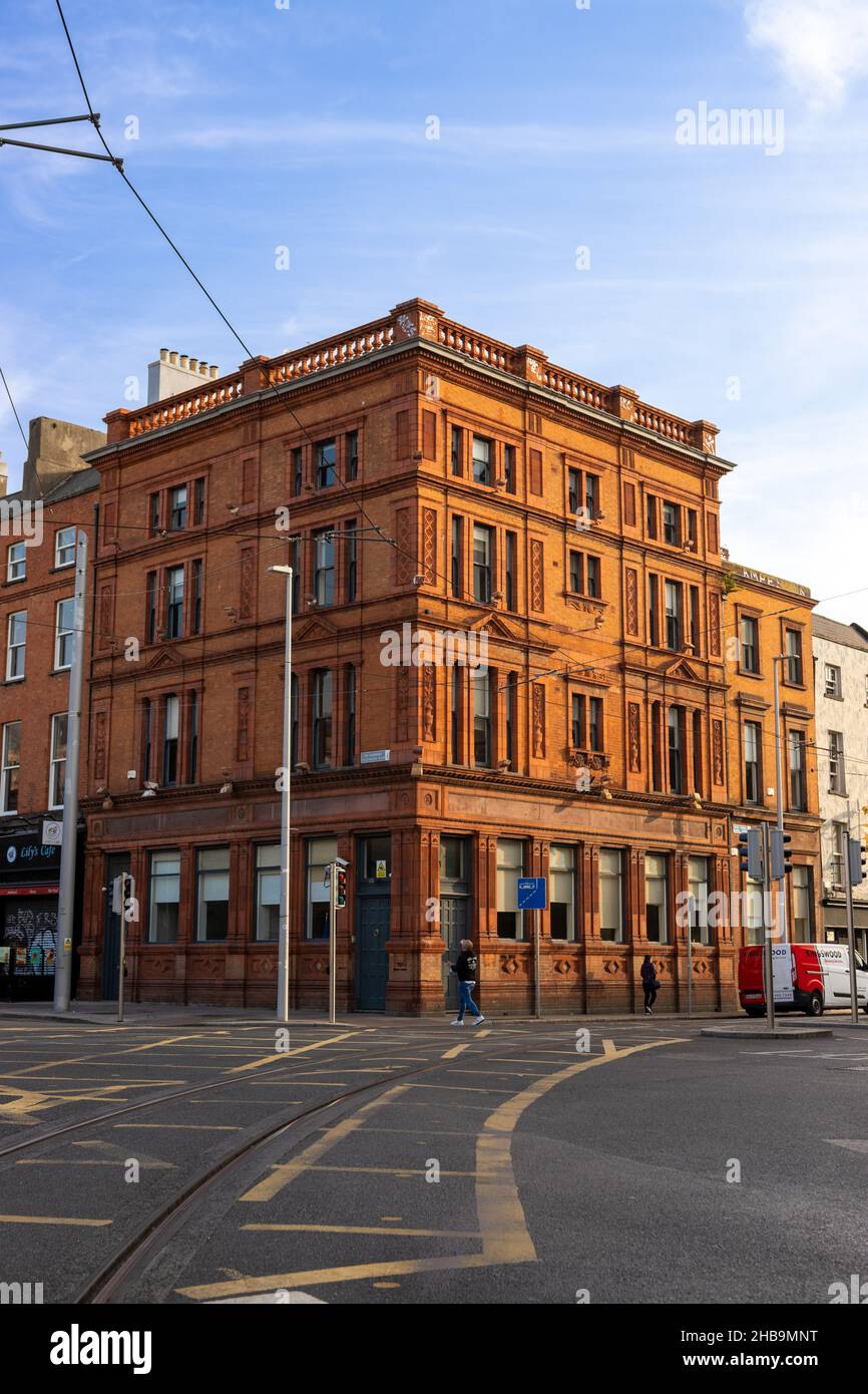 DUBLINO, IRLANDA - 25 luglio 2021: Un colpo verticale del centro della città di Dublino senza persone a causa di restrizioni al coronavirus Foto Stock