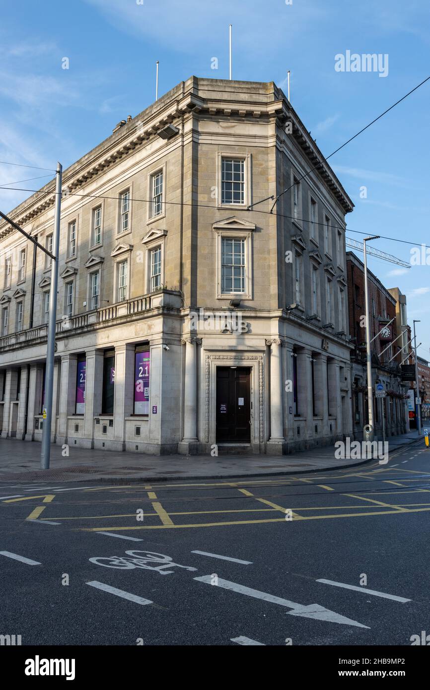 DUBLINO, IRLANDA - 25 luglio 2021: Un colpo verticale di strade vuote nel CityCenter a causa della pandemia di blocco a Dublino Foto Stock