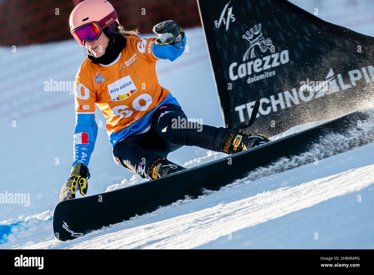 CAFFONT Elisa (ITA) in gara nella Coppa del mondo di Snowboard FIS 2022  Slalom gigante parallelo femminile sul corso Pra di Tori (Carezza) nella  catena montuosa dolomitica Foto stock - Alamy