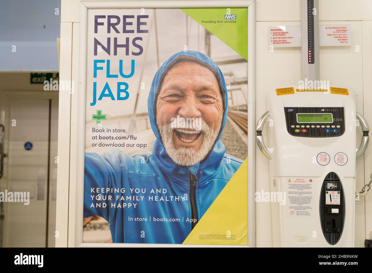 Poster di istore gigante per L'INFLUENZA libera NHS JAB alla Boots Pharmacy Londra Inghilterra Foto Stock