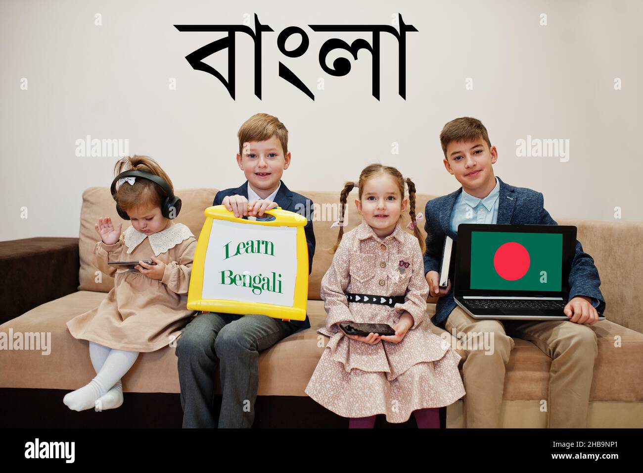 Quattro bambini mostrano iscrizione imparare bengalese. Concetto di apprendimento delle lingue straniere. Foto Stock