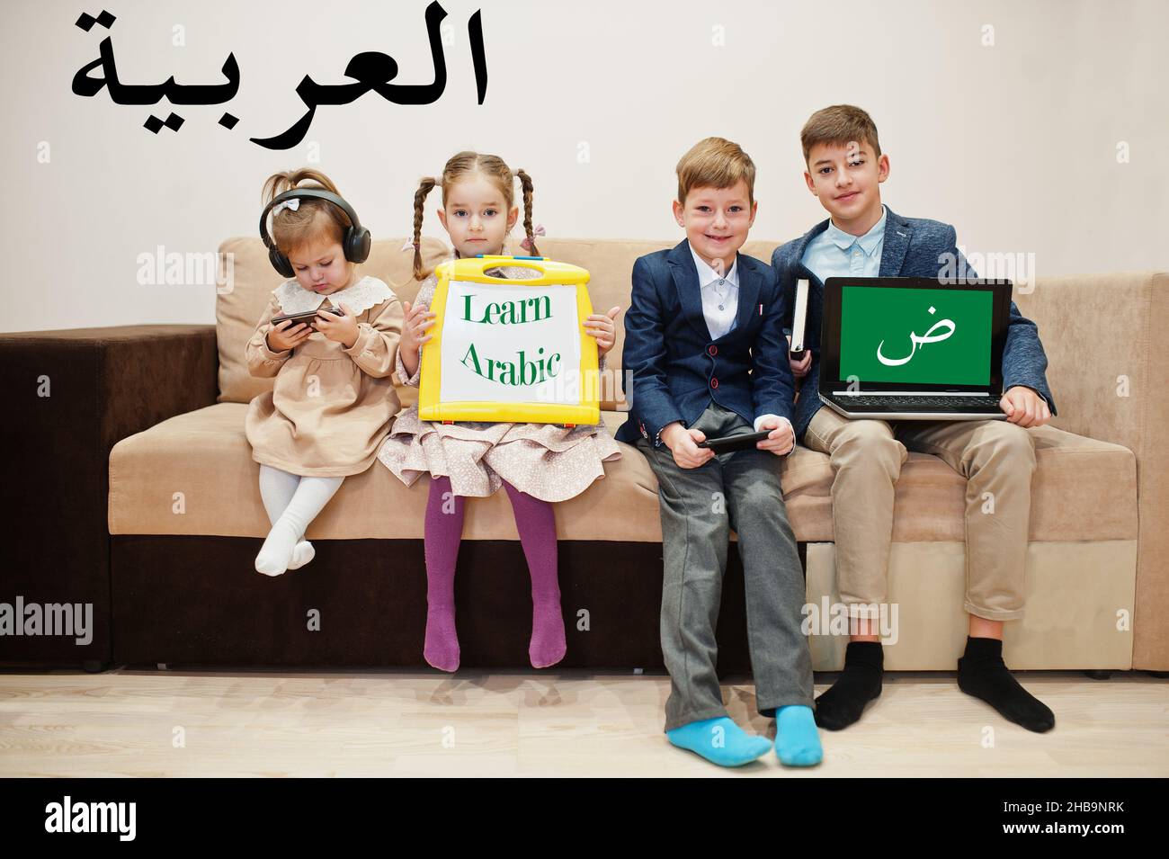 Quattro bambini mostrano iscrizione imparare arabo. Concetto di apprendimento delle lingue straniere. Foto Stock