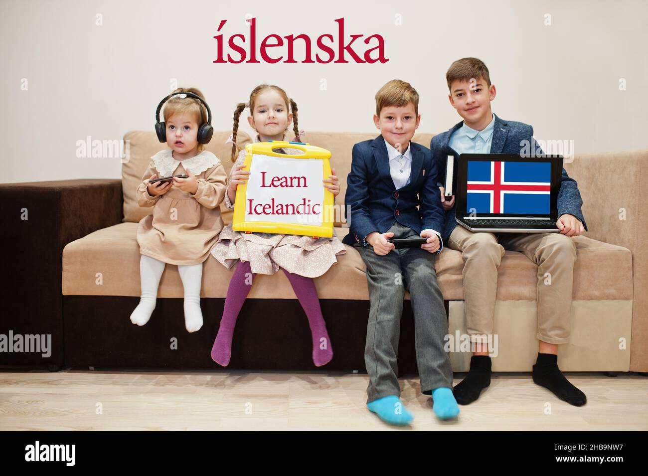 Quattro bambini mostrano iscrizione imparare islandese. Concetto di apprendimento delle lingue straniere. Islenska. Foto Stock