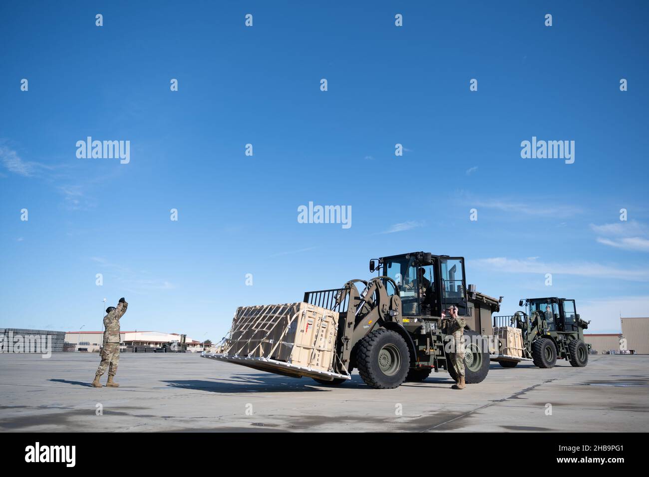 Gli airmen assegnati alla base dell'aeronautica di Travis partecipano all'azionamento di un elevatore della forca durante l'addestramento degli Airmen Multi-Capable 14 dicembre 2021, base dell'aeronautica di Travis, California. La formazione MCA è incentrata sul miglioramento delle competenze di Airmen, sull'apprendimento e sull'esecuzione di compiti che non rientrano nelle loro responsabilità lavorative quotidiane, rendendoli pronti e adattabili a diversi ambienti di lavoro. (STATI UNITI Air Force foto di Chustine Minoda) Foto Stock