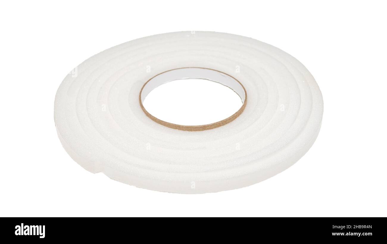 Guarnizione del finestrino in gomma autoadesiva isolata su sfondo bianco. Gomma espansa isolante per isolamento porta. Isolamento termico. Isolamento in schiuma Foto Stock
