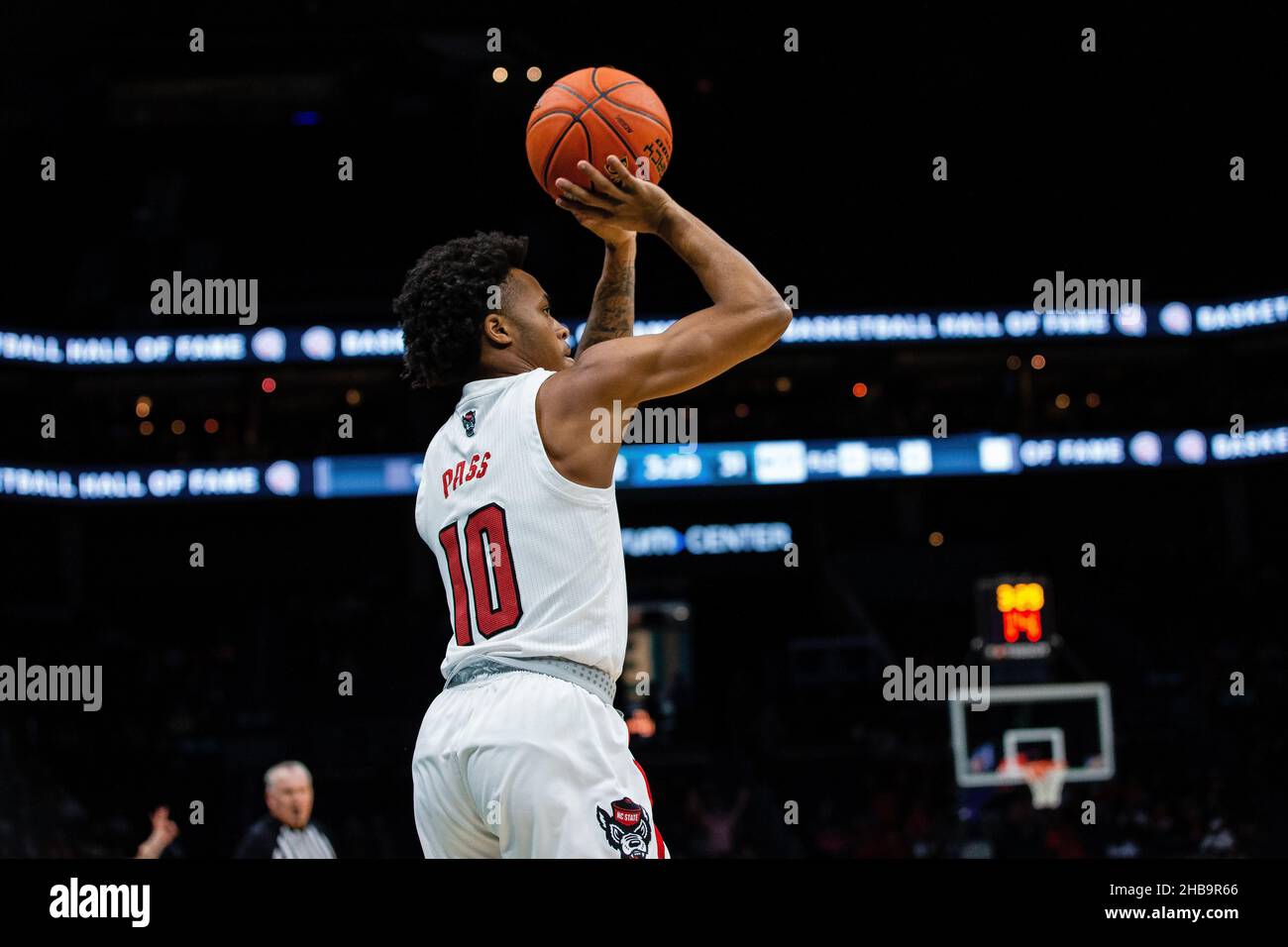 Charlotte, NC, Stati Uniti. 17th Dic 2021. Il Breon Pass (10) della guardia del Wolfpack del North Carolina spara un cestino di tre punti dall'angolo contro i ragni di Richmond durante la prima metà del matchup di pallacanestro della Hall of Fame Shootout allo Spectrum Center di Charlotte, NC. (Scott Kinser/Cal Sport Media). Credit: csm/Alamy Live News Foto Stock