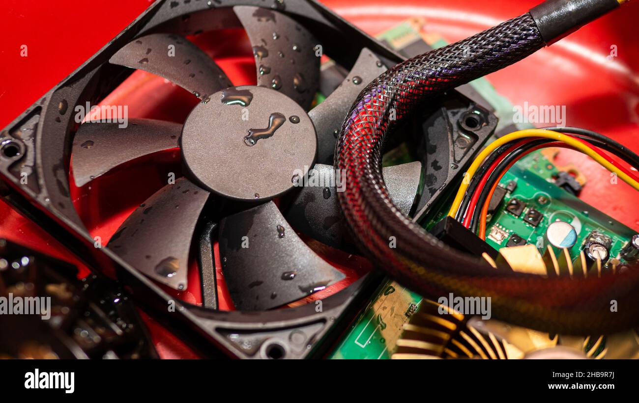 Parti del calcolatore, refrigerante del calcolatore in gocce di acqua, mercato delle pulci dei microcircuiti. Foto Stock