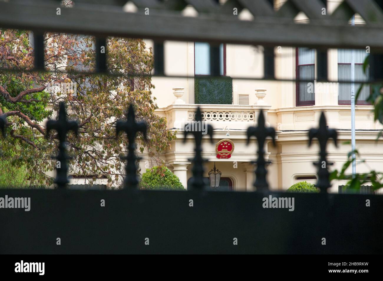 Consolato Generale Cinese, sicuro dietro alte mura e porte, nel prestigioso sobborgo di Melbourne di Toorak, Victoria, Australia Foto Stock