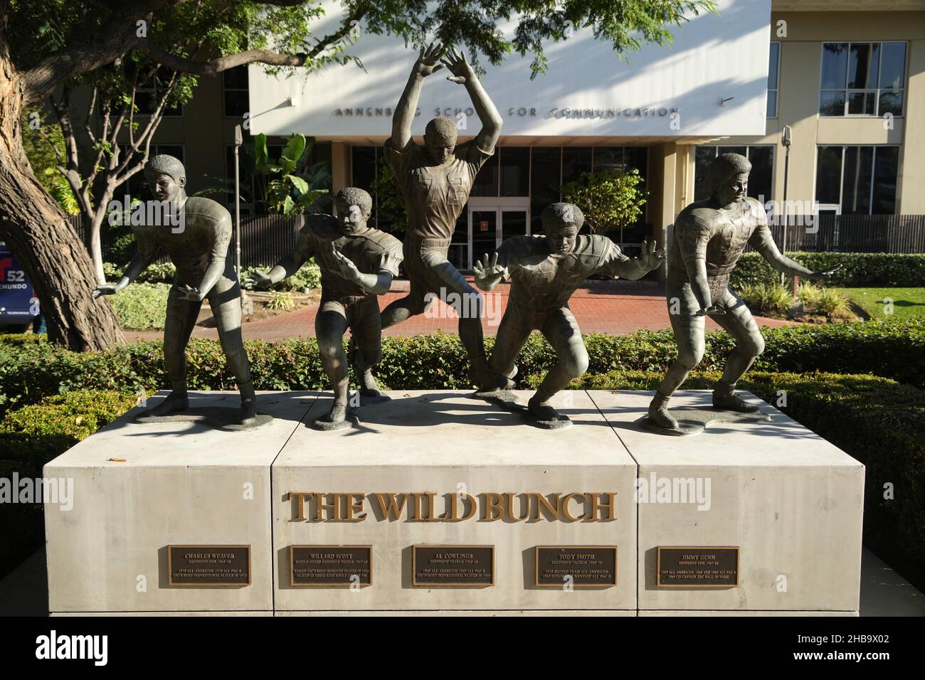 La statua del Wild Bunch con giocatori difensivi dei Southern California Trojans, il defensive end Charles Weaver, il defensive tackle al Cowlings, il defensive tackle Tody Smith e il defensive end Jimmy Gunn, nel campus della University of Southern California, venerdì 17 dicembre 2021, a Los Angeles. Foto Stock