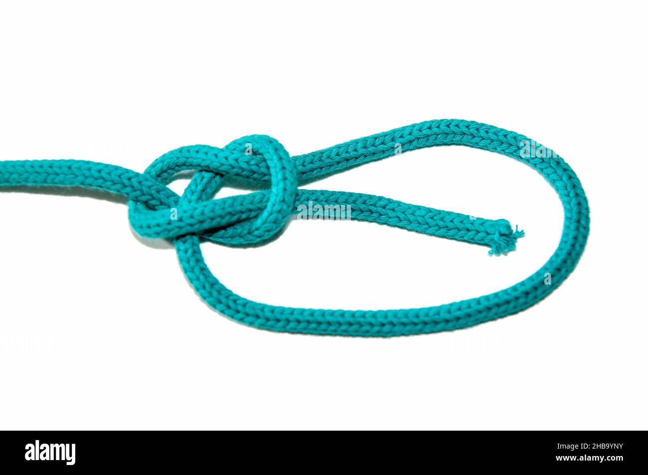 Nodo Bowline, uno dei nodi loop più utilizzati. Poiché non scivola, viene utilizzato per il salvataggio. Foto Stock