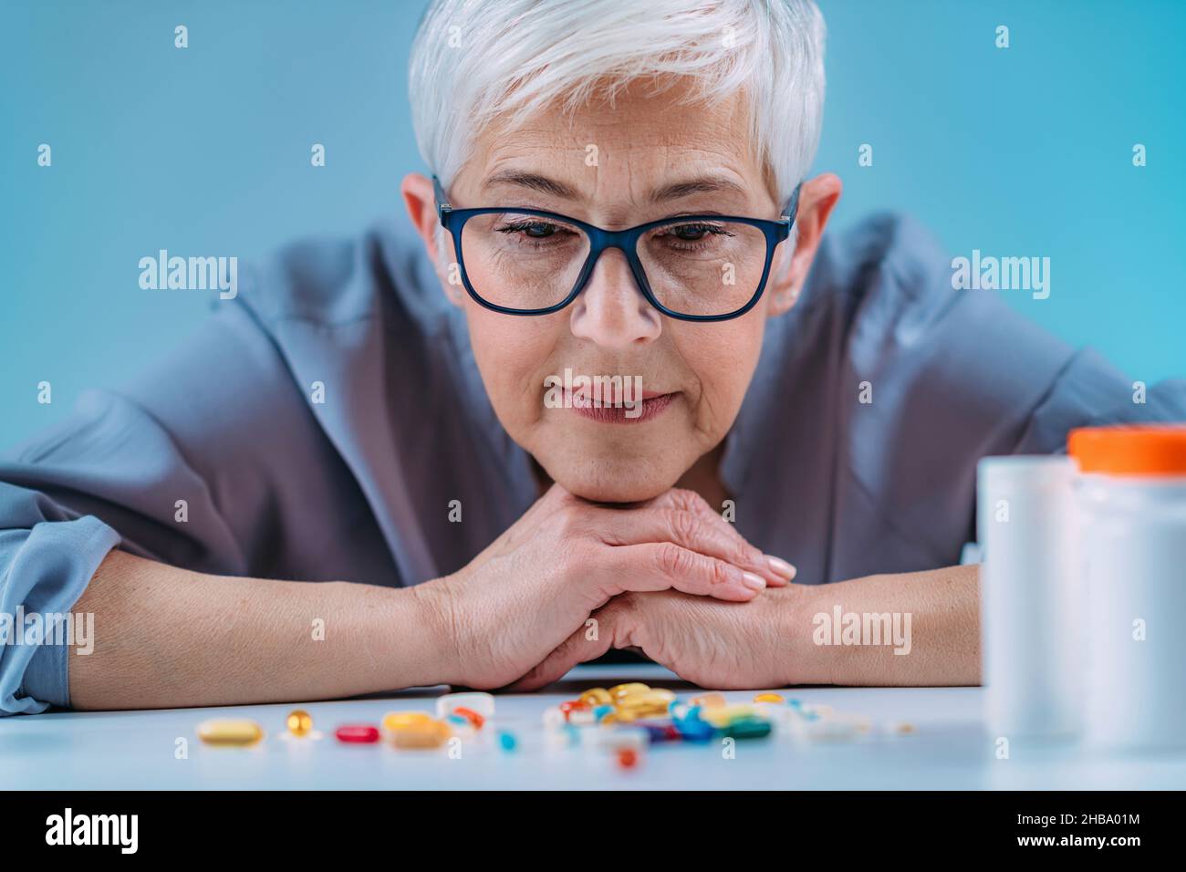 Pillole per il conteggio dei pazienti anziani. Foto Stock