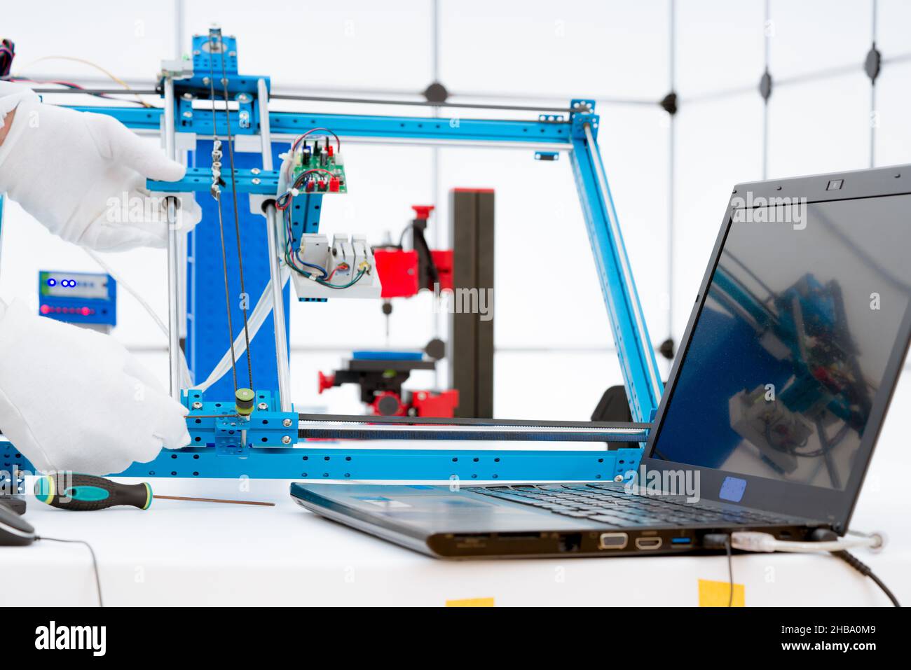 Strumento di precisione per la ricerca foto-ottica in laboratorio di fisica quantistica. Foto Stock