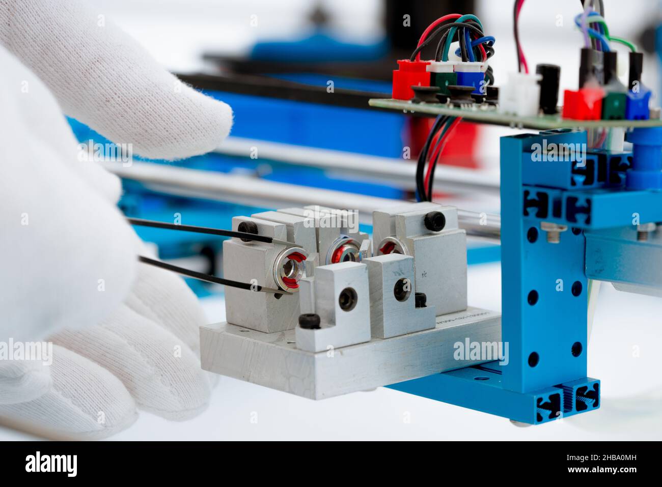 Strumento di precisione per la ricerca foto-ottica in laboratorio di fisica quantistica. Foto Stock