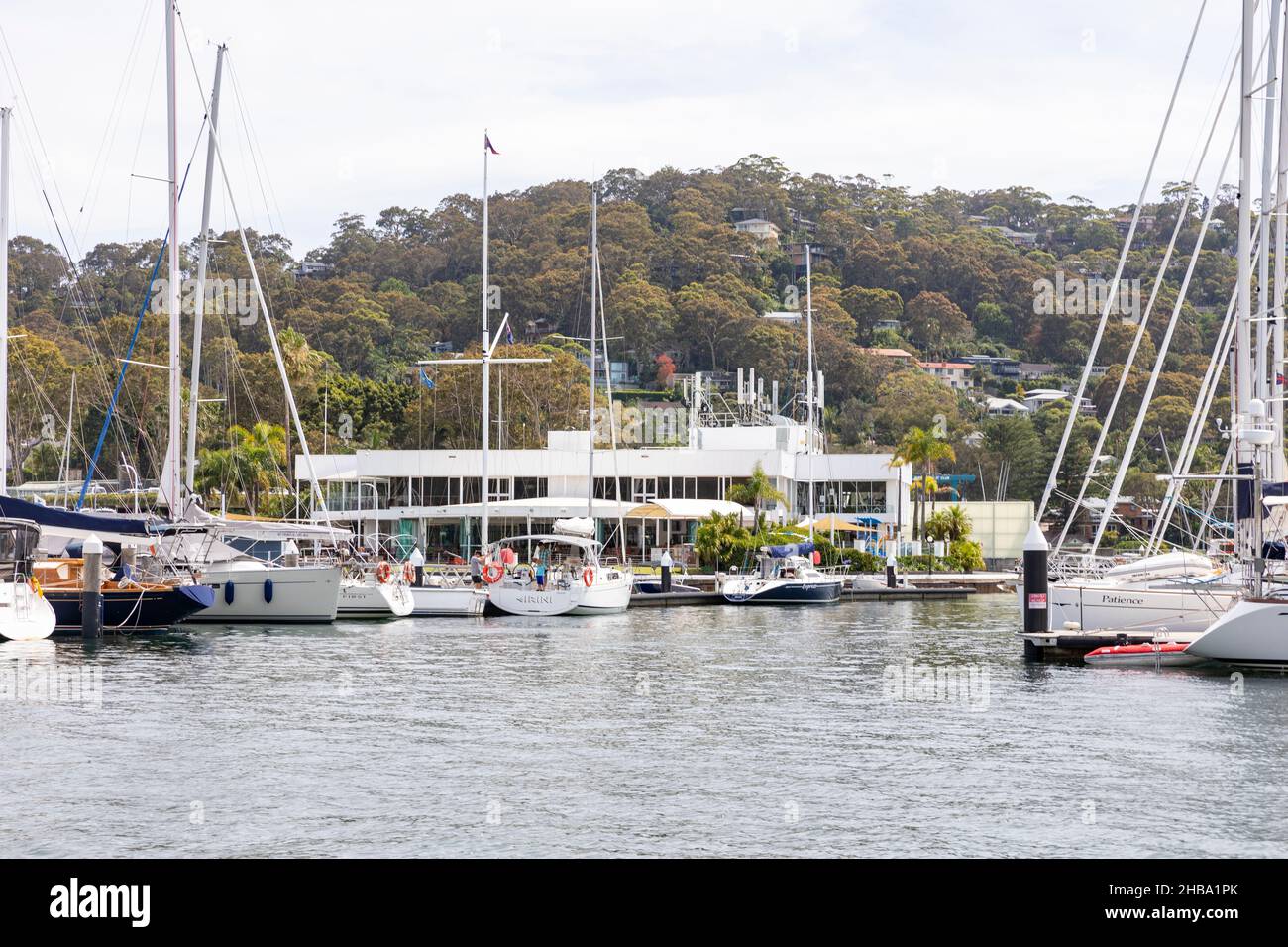 Royal Prince Alfred Yacht Club visto dall'acqua su Pittwater, con barche e yacht nel porto turistico, Sydney, Australia Foto Stock
