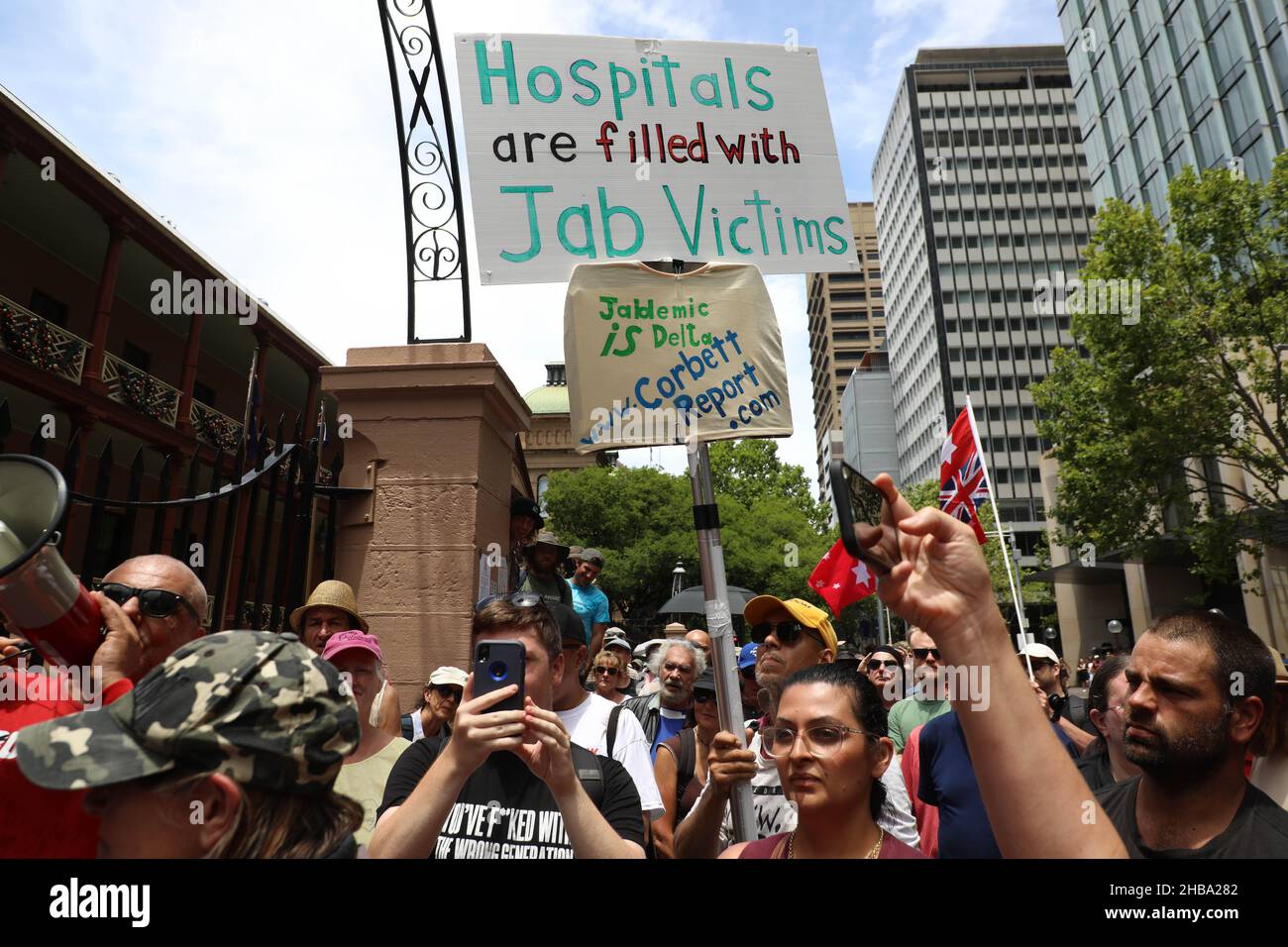 Sydney, Australia. 18th dicembre 2021. Velluto Rivoluzione - “rimuovere legalmente tutti i ministri del parlamento e inviare avvisi di trasgressione alla Casa del Parlamento, alla Corte Suprema e alla Camera dei Governatori del nuovo Galles del Sud di Sydney” Protesta per opporsi alla tirannia, alla frode, al tradimento e alla corruzione politica. Nella foto: Manifestanti al Parlamento del NSW in Macquarie Street. Credit: Richard Milnes/Alamy Live News Foto Stock