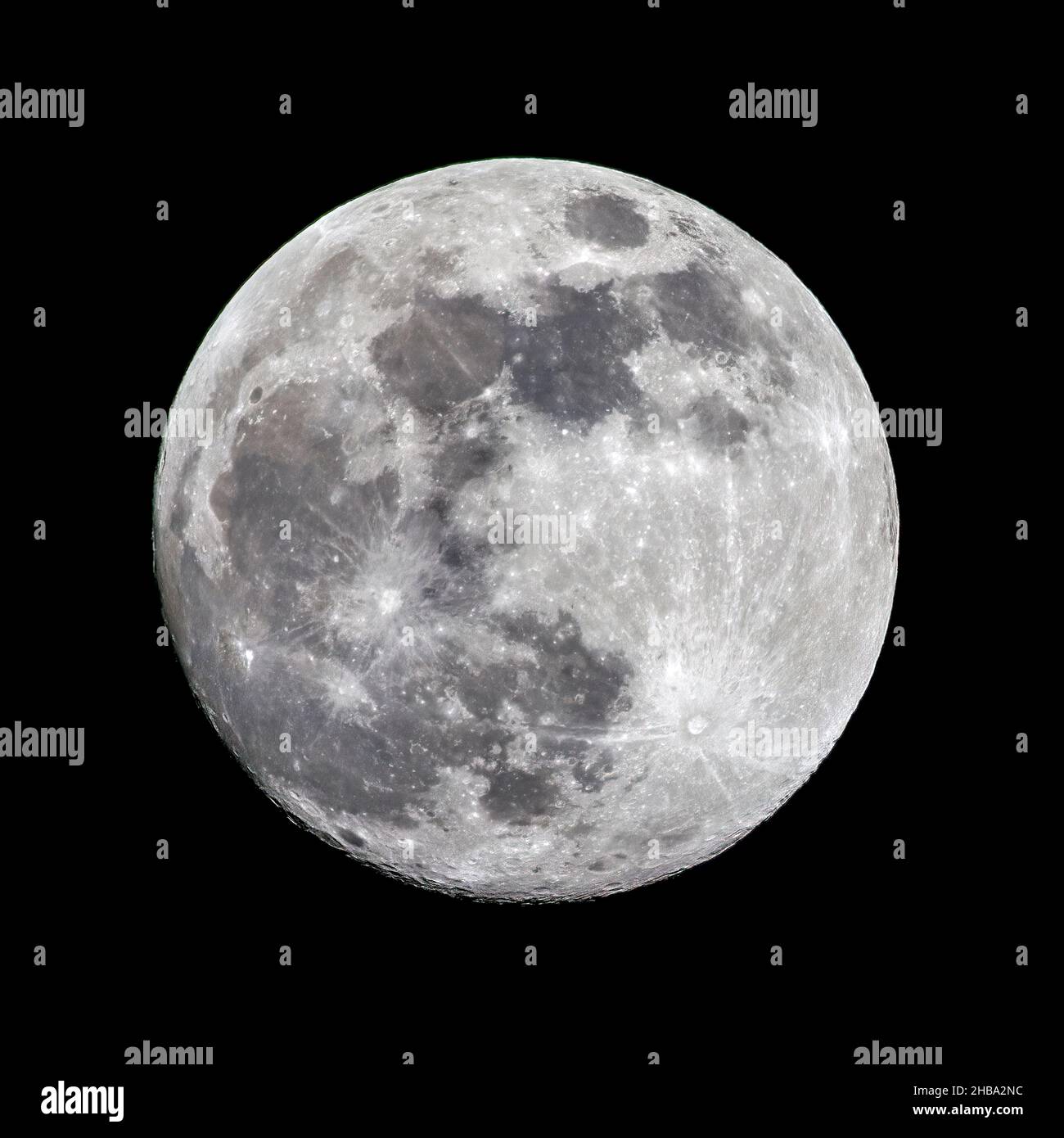 Quasi luna piena nella fase gibbosa della ceretta al 98,9%, la ceretta significa che sta diventando più grande mentre il nome Gibbous viene dalla forma della Luna, che è Foto Stock