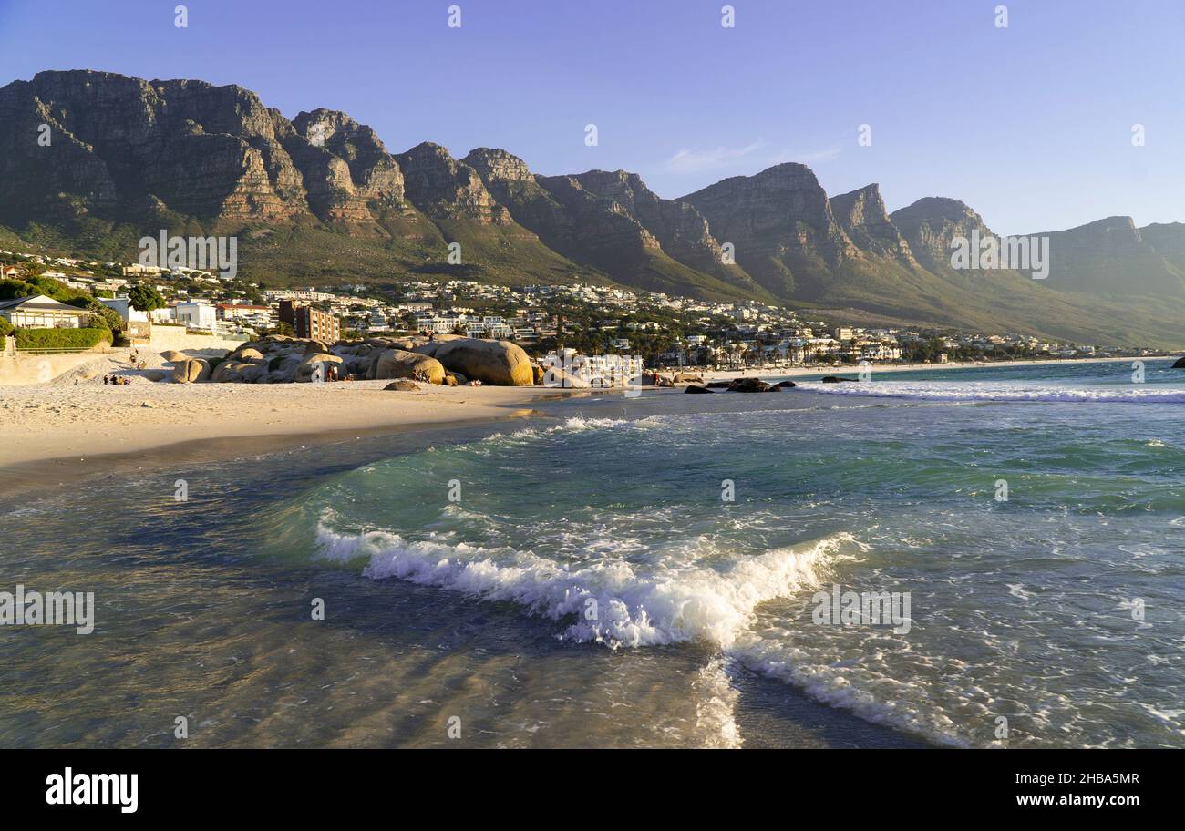 Idilliaca spiaggia di Camps Bay e Table Mountain a Città del Capo, Sud Africa Foto Stock