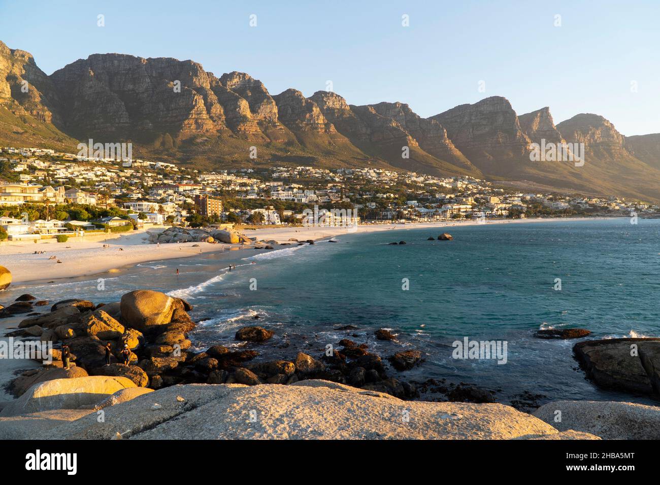Idilliaca spiaggia di Camps Bay e Table Mountain a Città del Capo, Sud Africa Foto Stock