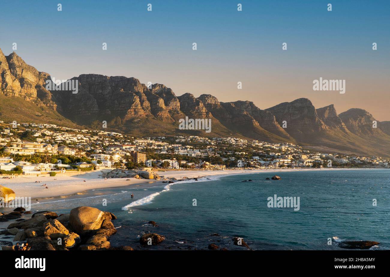 Idilliaca spiaggia di Camps Bay e Table Mountain a Città del Capo, Sud Africa Foto Stock