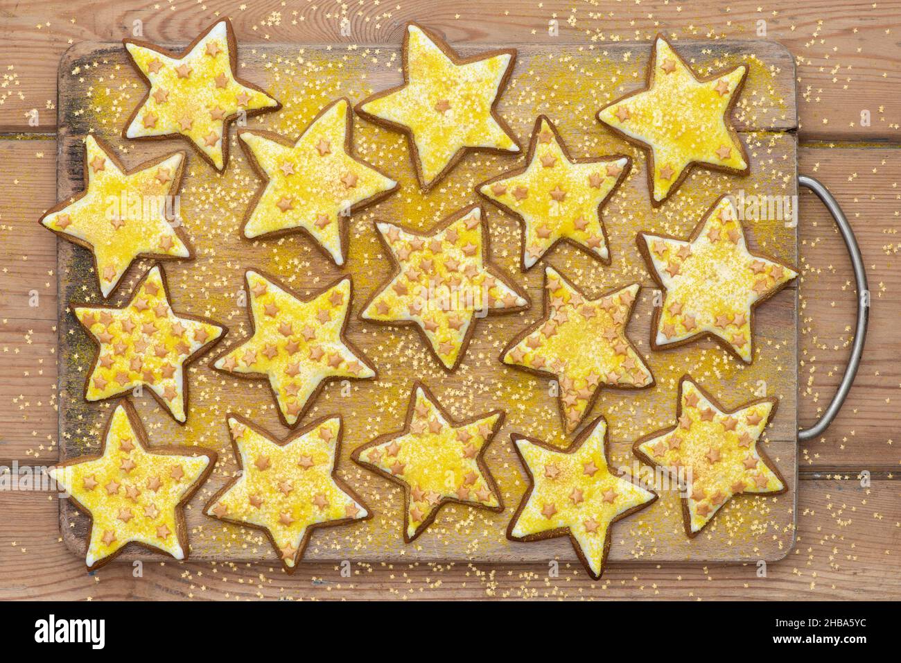 Biscotti allo zenzero con stella d'oro di Natale fatti in casa Foto Stock