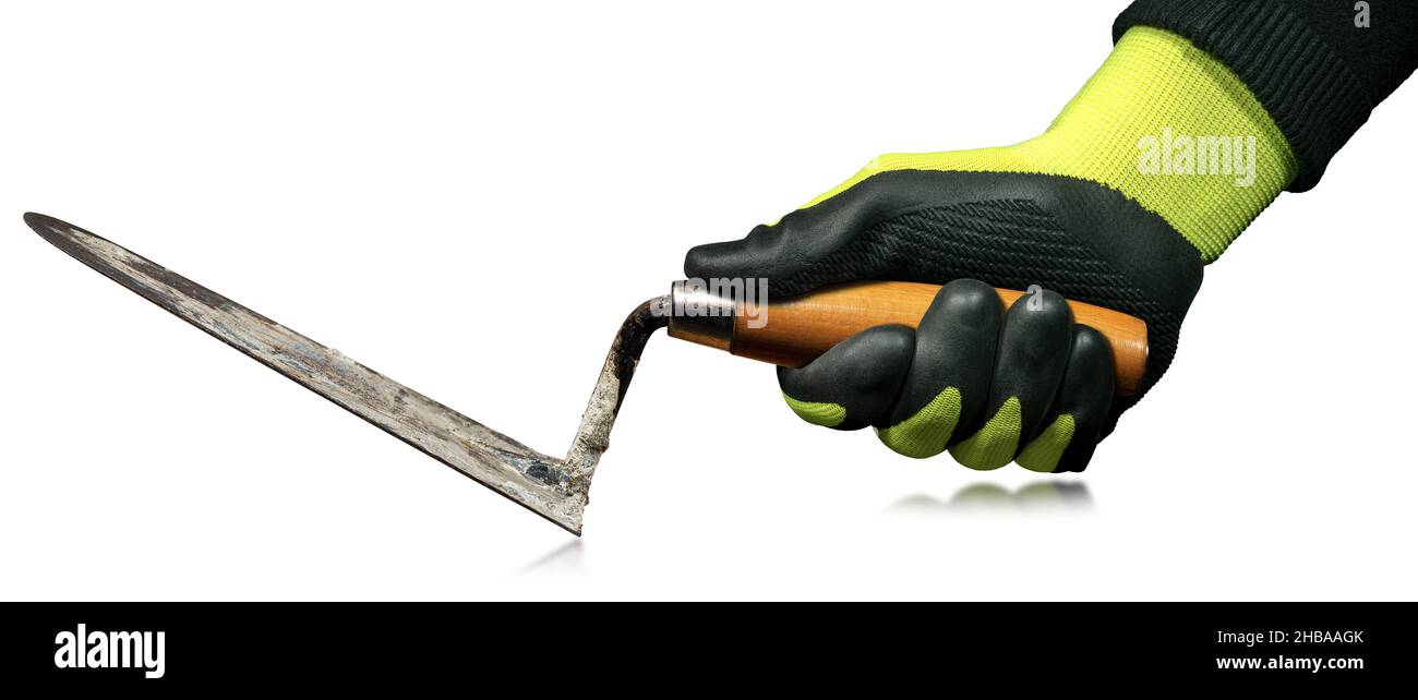 Operatore manuale con guanti da lavoro protettivi che reggono una cazzuola sporca con un manico di legno. Isolato su sfondo bianco, fotografia. Foto Stock