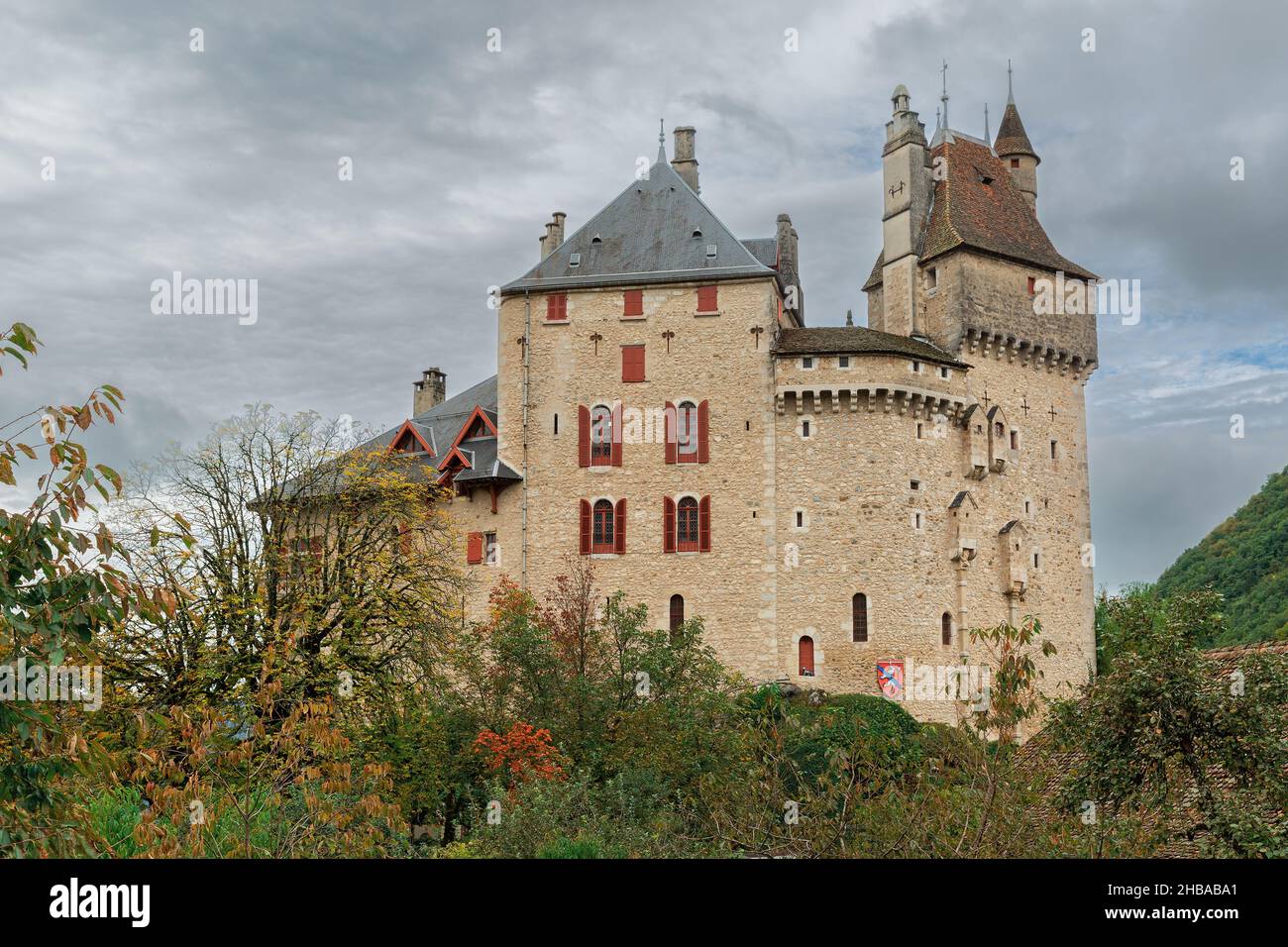 Vista sul castello di Château de Menthon-Saint-Bernard vicino ad Annecy, Francia Foto Stock