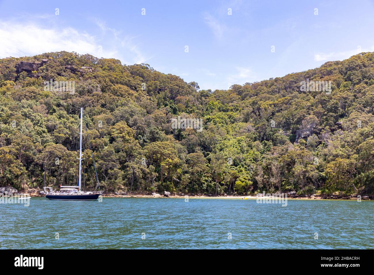 Area vela Pittwater, yacht ormeggiato al largo della spiaggia di Perrys vicino al punto di Longhouse su Pittwater nel nord di Sydney, nuovo Galles del Sud, Australia Foto Stock