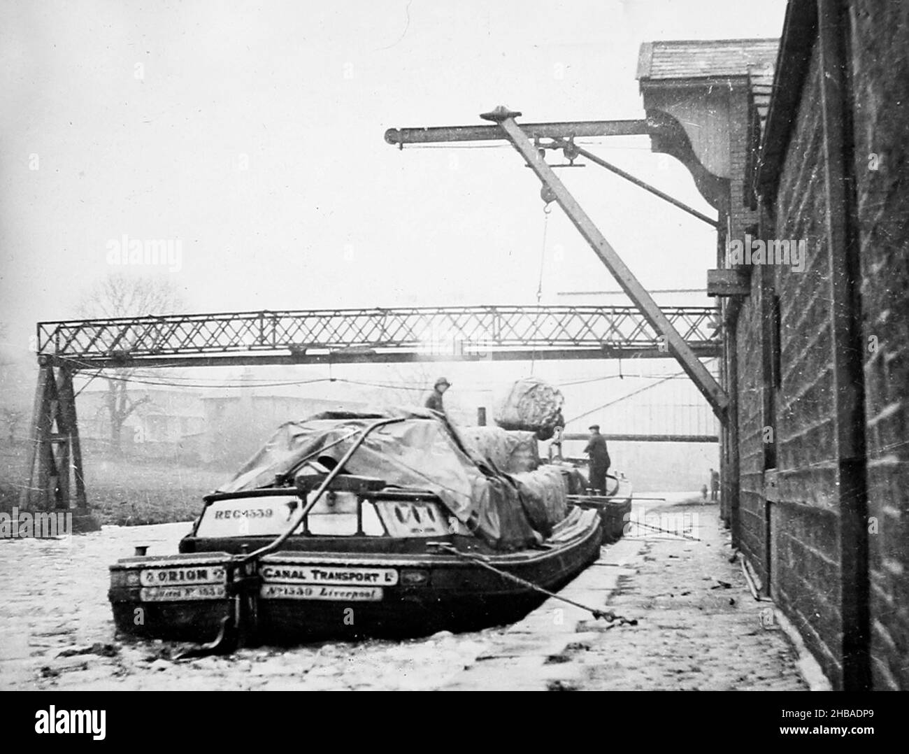 Caricamento di una chiatta sul canale di Leeds e Liverpool a Riddlesden, periodo vittoriano Foto Stock