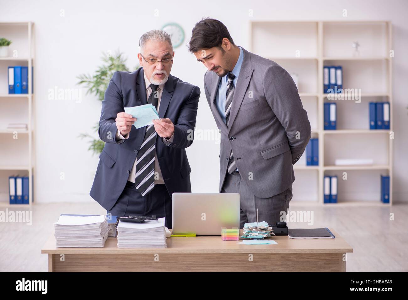 Due contabili maschi nel concetto di pianificazione del budget sul posto di lavoro Foto Stock