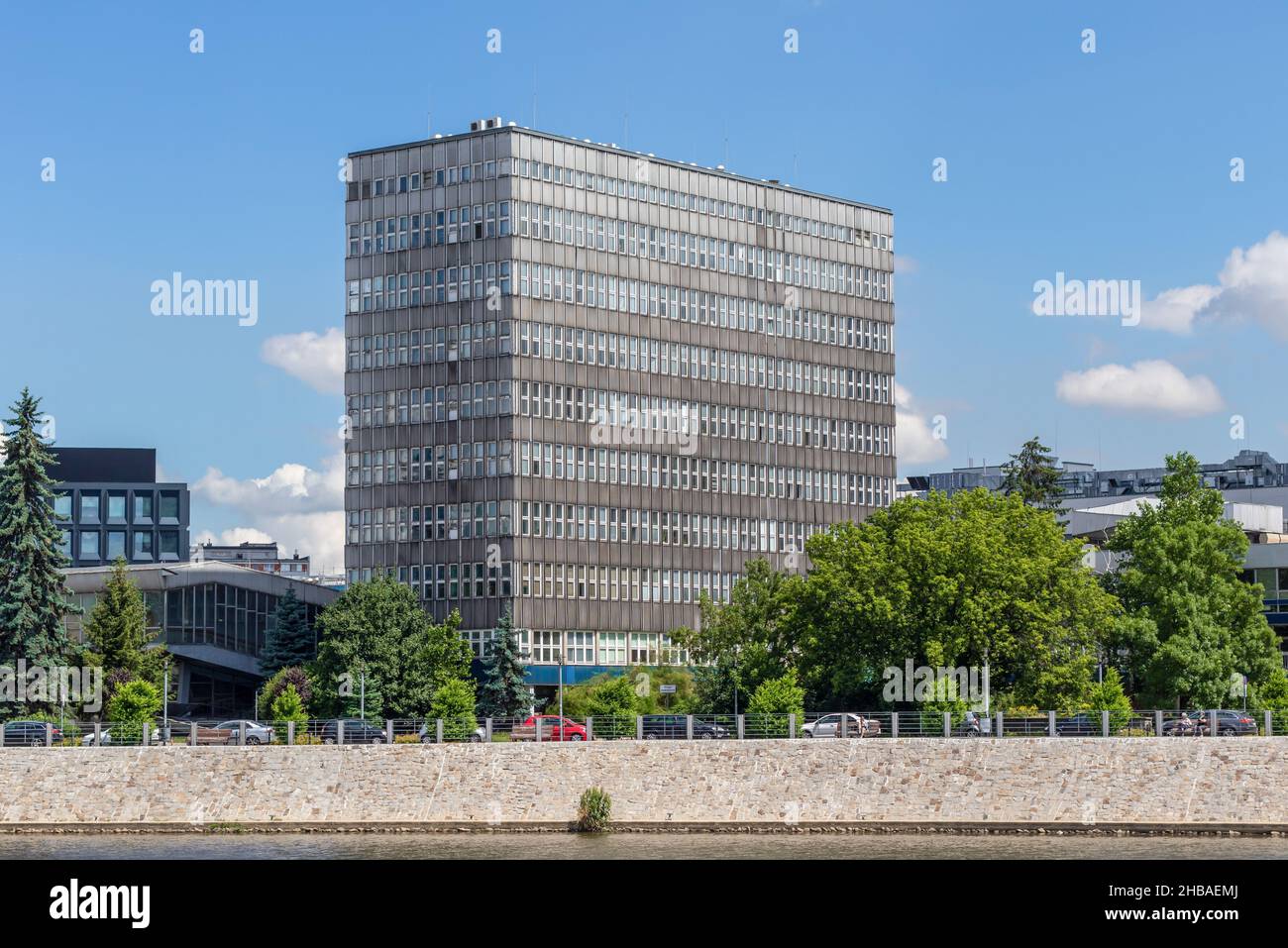 Parte della sfera di influenza dell'URSS per quasi 50 anni, Wroclaw mostra ancora qualche architettura socialista. Qui in particolare un edificio residenziale Foto Stock