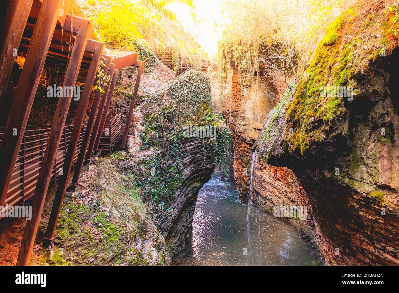 passerella canyon colorato bell'arancio no people sfondo Ravine Orrido di Ponte Alto a Trento - regione Trentino Italia Foto Stock