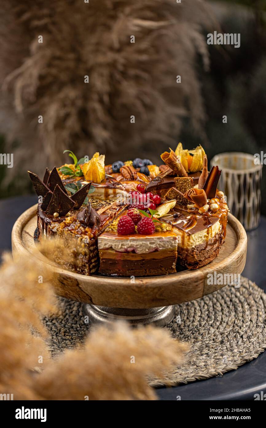 Otto fette di torta diverse sul supporto per torte Foto Stock