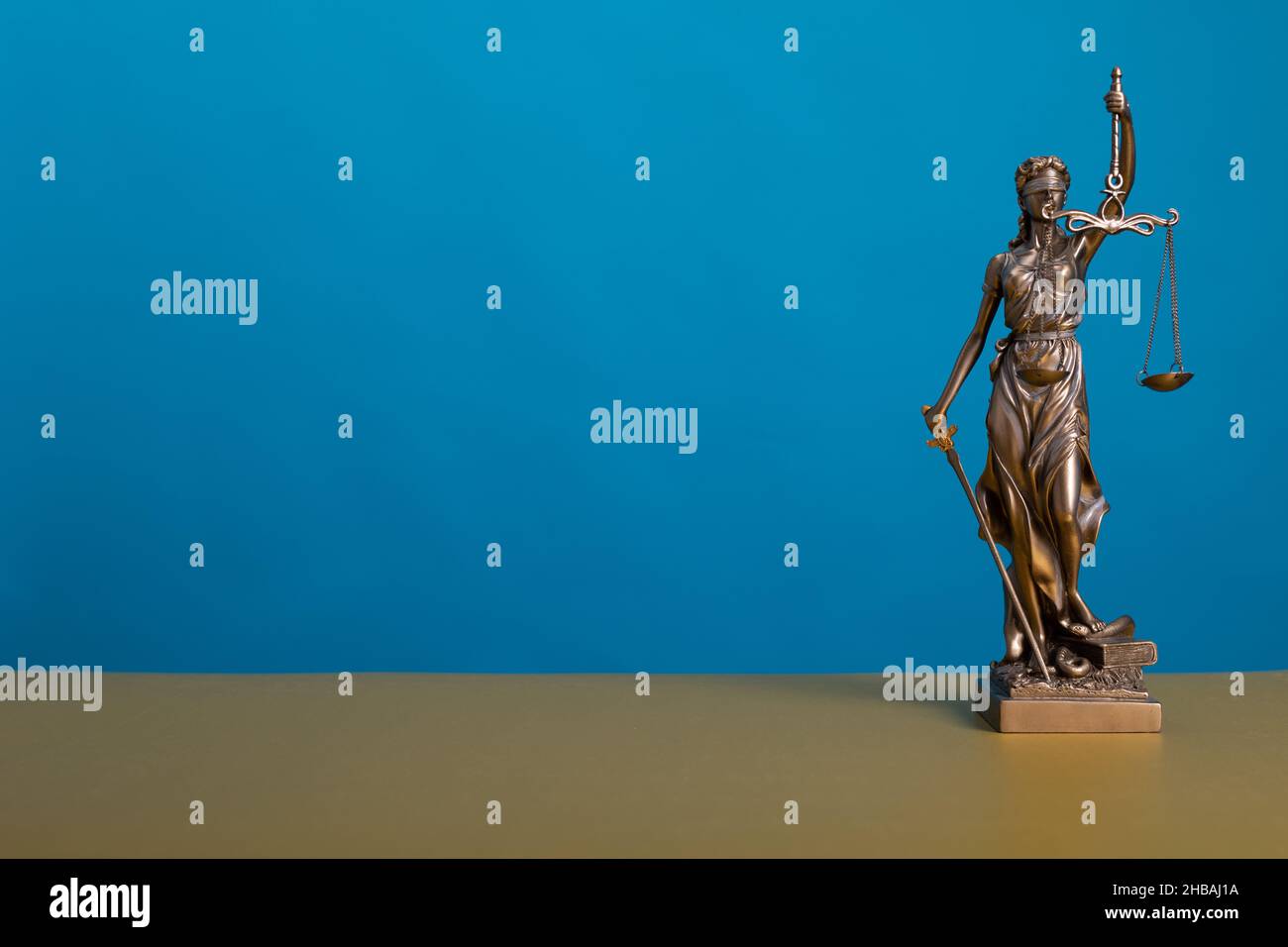 Vista della statua della signora giustizia - il concetto di diritto legale e giustizia Foto Stock Vista della statua della signora giustizia - il concetto di diritto legale e giustizia Foto Stock