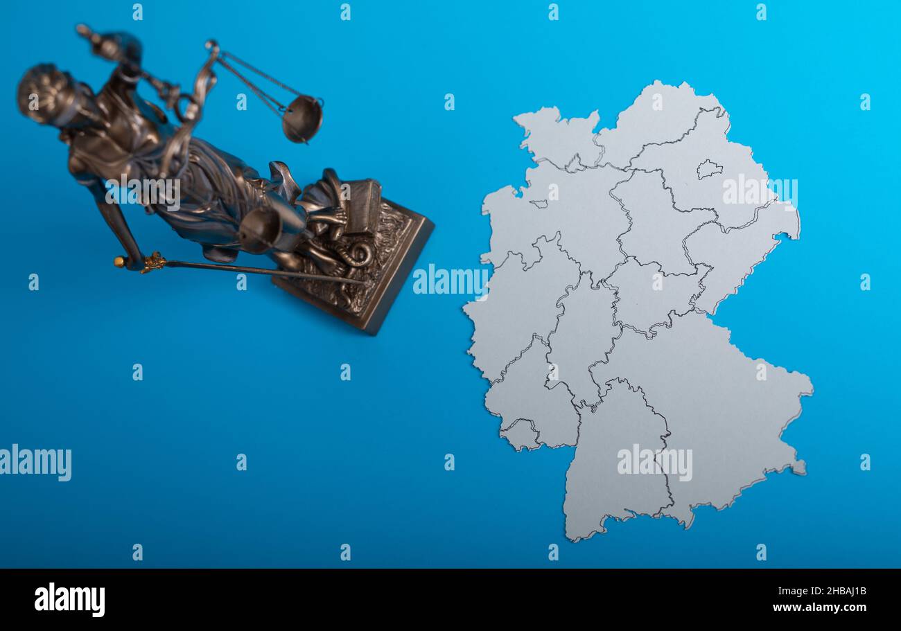 Vista della statua della signora giustizia e la mappa - il concetto di diritto legale e giustizia Foto Stock Vista della statua della signora giustizia e la mappa - il concetto di diritto legale e giustizia Foto Stock