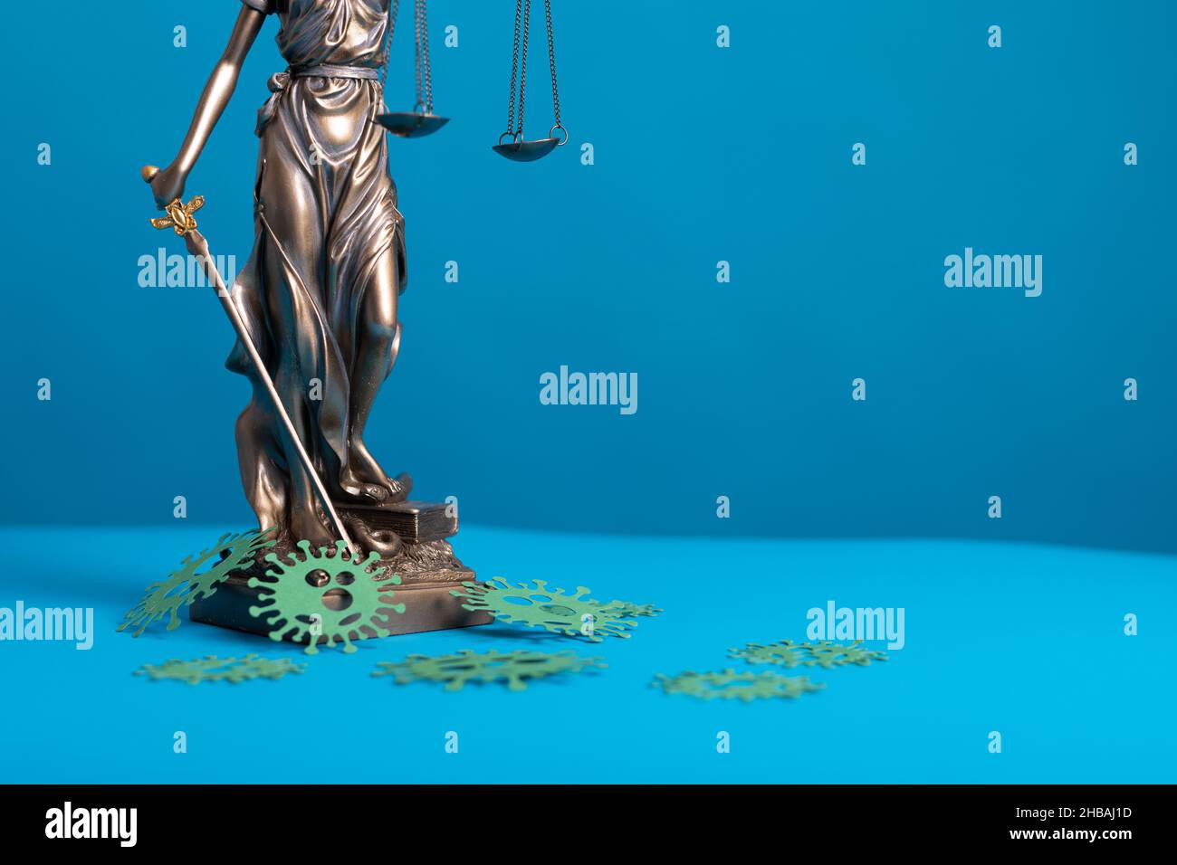Vista della statua della signora giustizia e molecole di convivio - il concetto di diritto legale e giustizia Foto Stock Vista della statua della signora giustizia e molecole di convivio - il concetto di diritto legale e giustizia Foto Stock