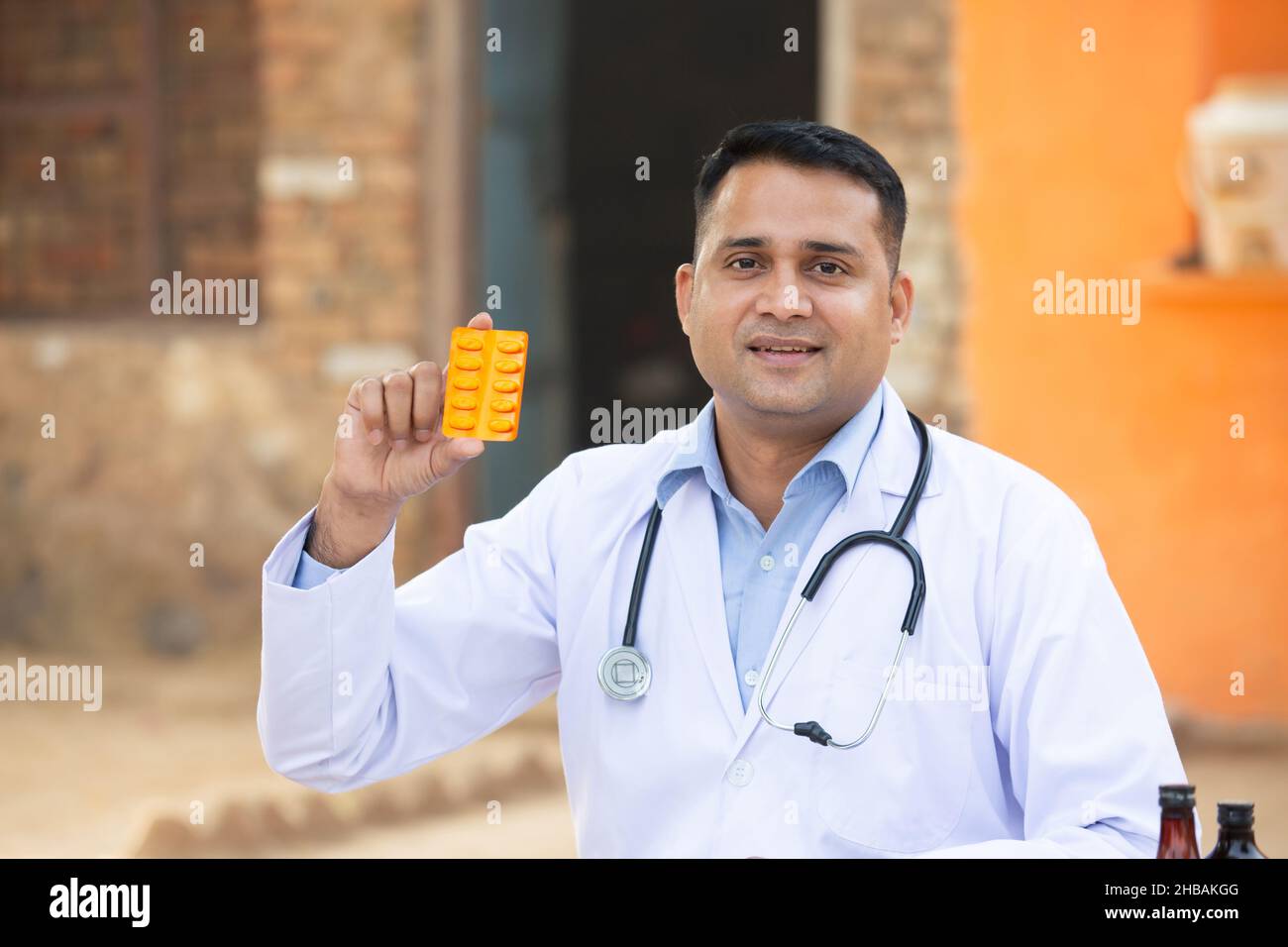 Ritratto di giovane medico indiano maschio che indossa la medicina di tenuta dello stetoscopio. Concetto di assistenza sanitaria rurale. Foto Stock