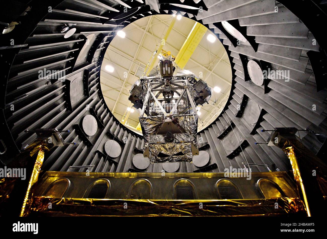 Il telescopio spaziale James Webb è stato sviluppato congiuntamente dalla NASA, dall'Agenzia spaziale europea e dall'Agenzia spaziale canadese. E 'previsto per succedere al telescopio spaziale Hubble come missione astrofisica di punta della NASA. Il simulatore OTE (Optical Telescope Element) o OSIM avvolto in una coperta d'argento su una piattaforma, essendo abbassato in una camera a vuoto (chiamata Space Environment Simulator, o SES) da una gru per essere testato per resistere alle basse temperature dello spazio. Marshall Space Flight Center, Huntsville, Alabama, USAÊ credito: NASA Goddard/C.GunnÊ solo per uso editoriale. Foto Stock
