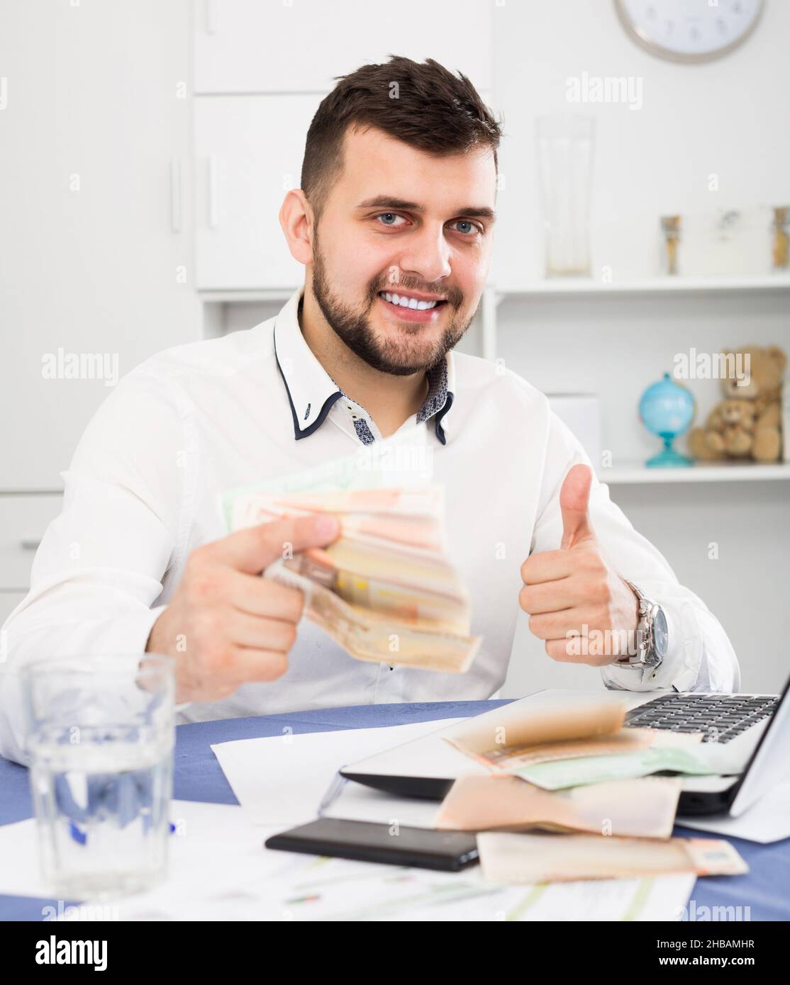 Man manager che guadagna soldi in modo efficace online Foto Stock