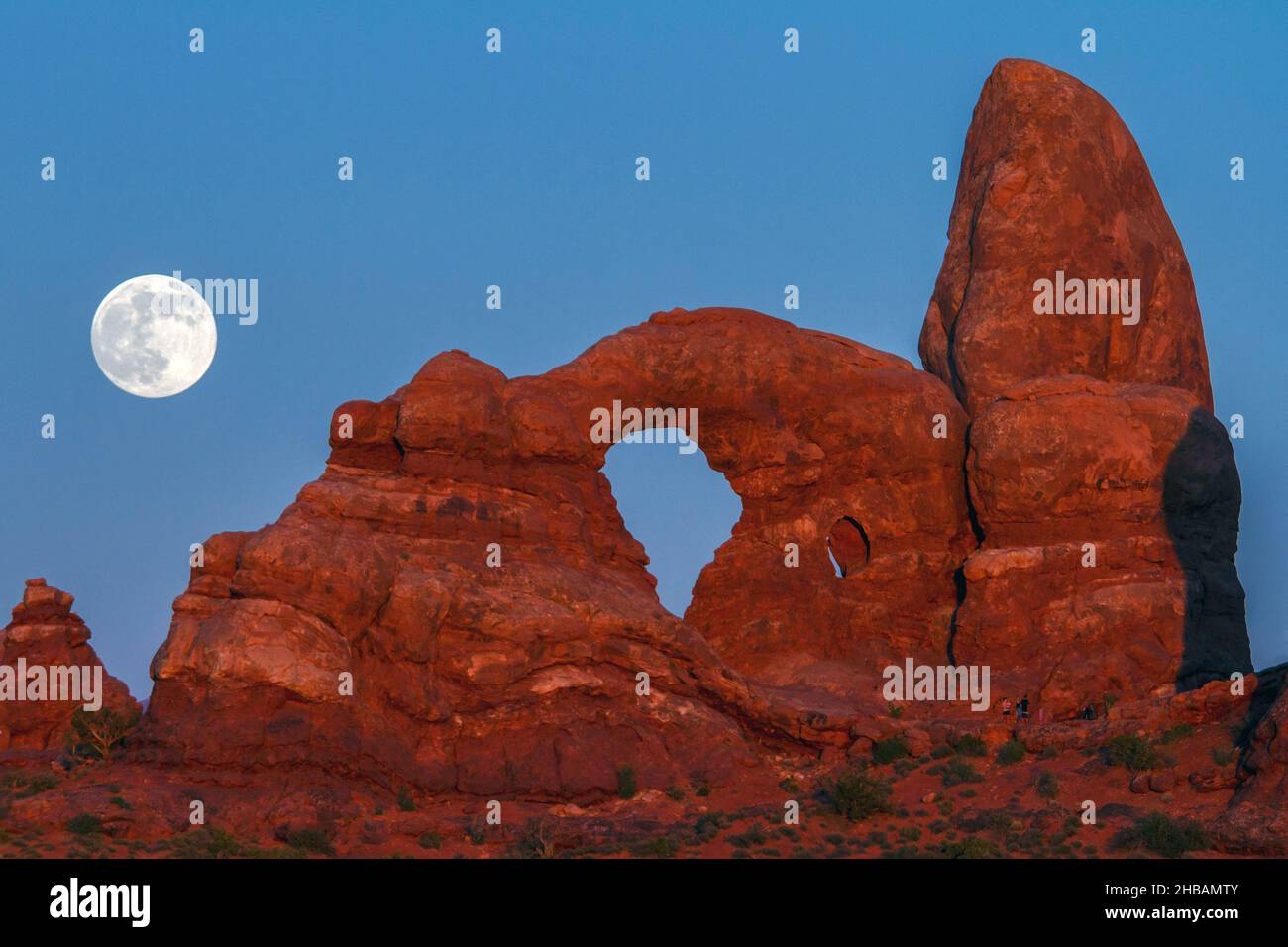 Supermoon al Turret Arch, Arches National Park, Utah, Stati Uniti d'America Una versione unica e ottimizzata di un'immagine di NPS Ranger JW Frank; Credit: NPS/Jacob W. Frank Foto Stock