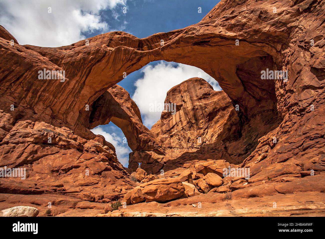 Double Arch, Arches National Park, Utah, Stati Uniti d'America. Una versione unica e ottimizzata di un'immagine di NPS Ranger JW Frank; Credit: NPS/Jacob W. Frank Foto Stock