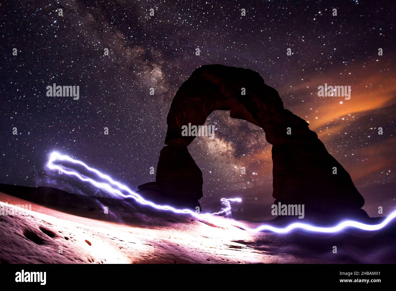 Arco delicato di notte con percorsi leggeri da una torcia da testa; la Via Lattea nel cielo sopra. Arches National Park, Utah, Stati Uniti d'America. Una versione unica e ottimizzata di un'immagine di NPS Ranger JW Frank; Credit: NPS/Jacob W. Frank Foto Stock