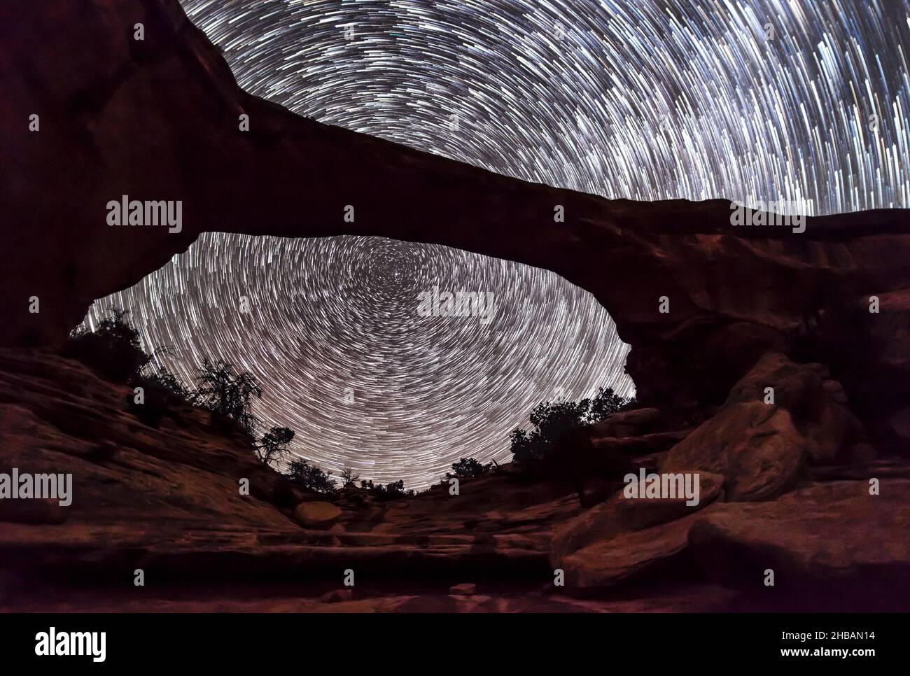 Cielo notturno all'Owachomo Bridge Natural Bridges National Monument, Utah sud-orientale, Stati Uniti d'America. Una versione unica e ottimizzata di un'immagine di NPS Ranger JW Frank; Credit: NPS/Jacob W. Frank Foto Stock